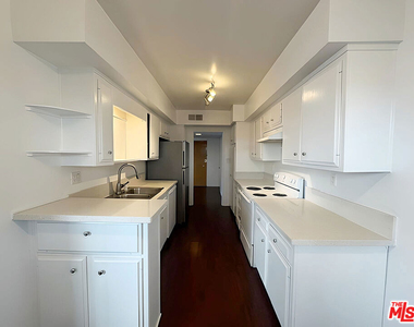 1541 N Laurel Avenue - Photo Thumbnail 7