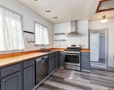 3819 Goldwyn Terrace - Photo Thumbnail 10