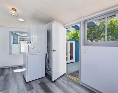 3819 Goldwyn Terrace - Photo Thumbnail 18