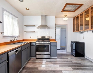 3819 Goldwyn Terrace - Photo Thumbnail 9