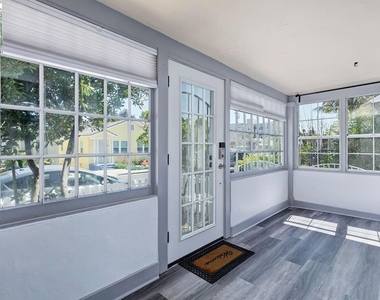 3819 Goldwyn Terrace - Photo Thumbnail 8