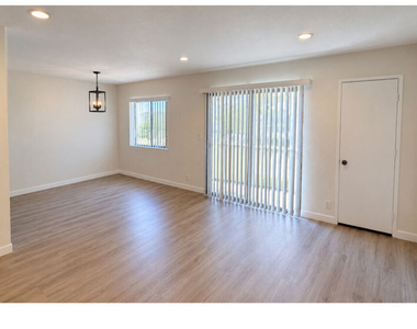 15141 Burbank Boulevard - Photo Thumbnail 6