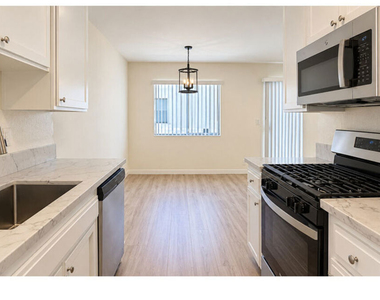 15141 Burbank Boulevard - Photo Thumbnail 2