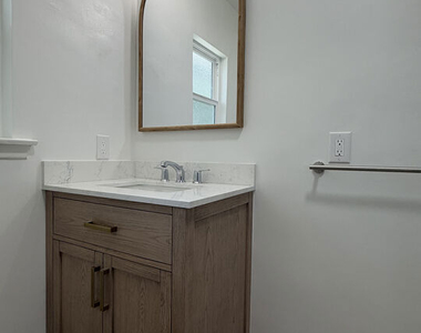 11500 Riverside Drive - Photo Thumbnail 10