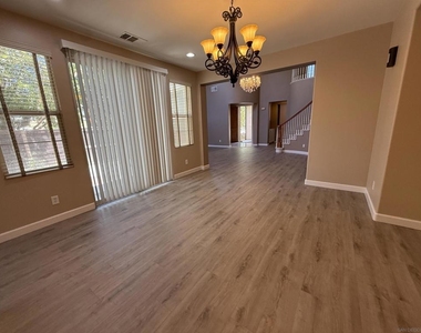 2750 Dove Tail Dr - Photo Thumbnail 5