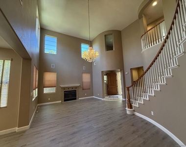 2750 Dove Tail Dr - Photo Thumbnail 3