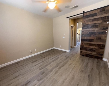 2750 Dove Tail Dr - Photo Thumbnail 10