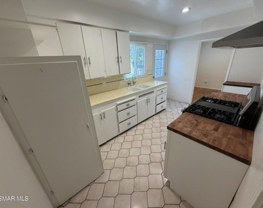 6555 Hazeltine Avenue - Photo Thumbnail 4