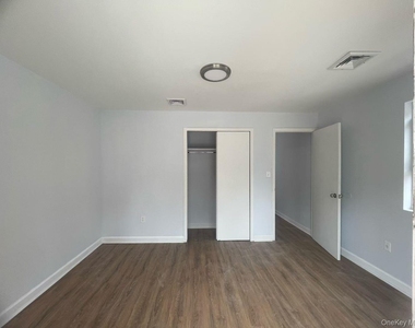 14916 Barclay Avenue - Photo Thumbnail 5