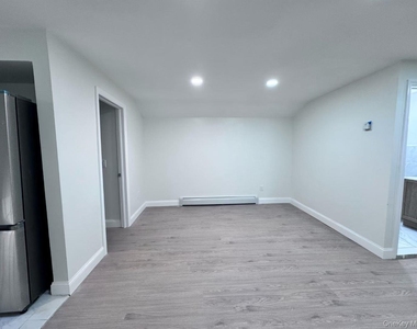 4521 Robinson Street - Photo Thumbnail 3