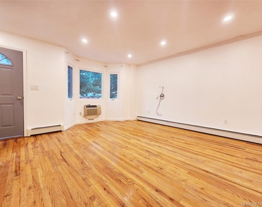 94-08 89 Avenue - Photo Thumbnail 2