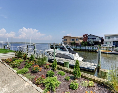 609 E Bay Drive - Photo Thumbnail 3