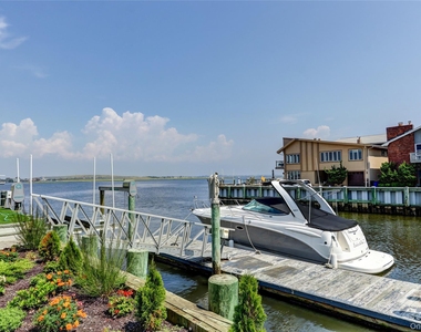 609 E Bay Drive - Photo Thumbnail 4