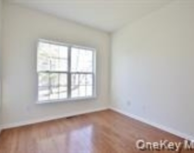 615 Creekside Lane - Photo Thumbnail 10