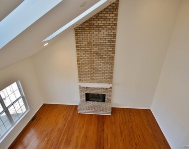 615 Creekside Lane - Photo Thumbnail 9