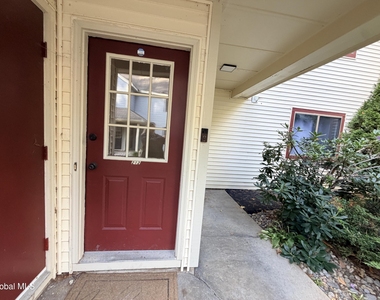 212 Yorktown Drive - Photo Thumbnail 3