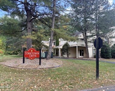 212 Yorktown Drive - Photo Thumbnail 2