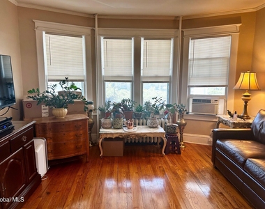 895 Park Avenue - Photo Thumbnail 2