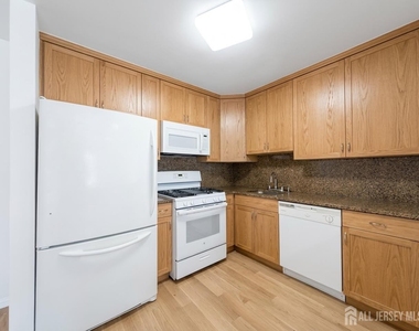1013 Waterford Drive - Photo Thumbnail 11