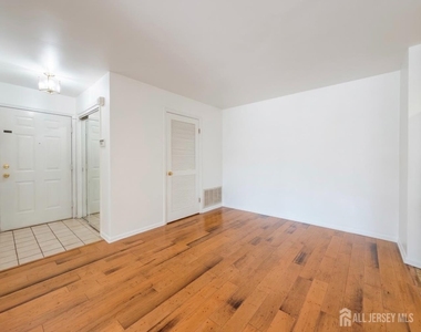1013 Waterford Drive - Photo Thumbnail 6