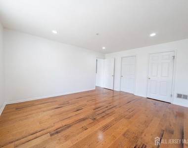 1013 Waterford Drive - Photo Thumbnail 17