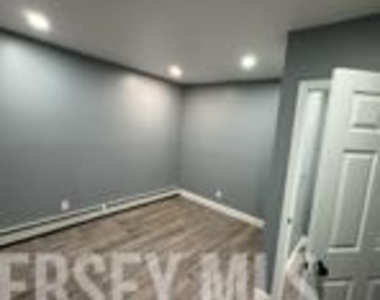 542 Miller Street - Photo Thumbnail 3