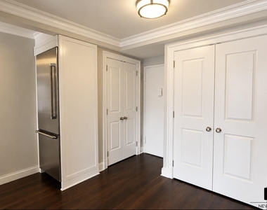 311 E 71st Street - Photo Thumbnail 3