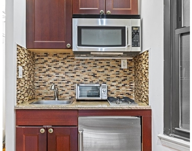 212 E 84th Street - Photo Thumbnail 4