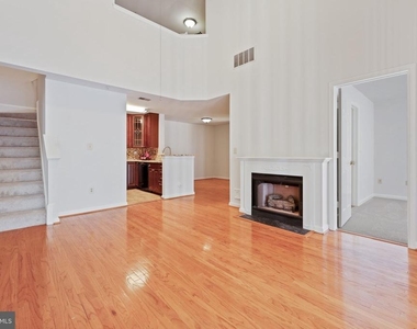 13621 Garfield Place - Photo Thumbnail 5