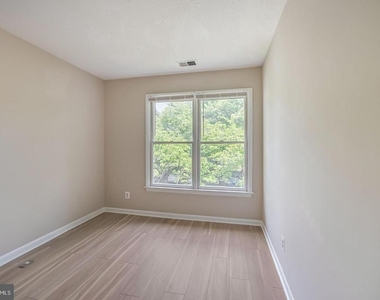 1657 Oak Spring Way - Photo Thumbnail 14