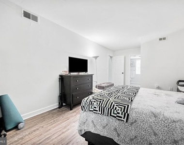 1423 Northgate Square - Photo Thumbnail 17