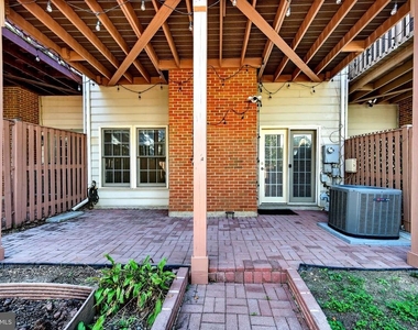 8006 Trevor Place - Photo Thumbnail 38