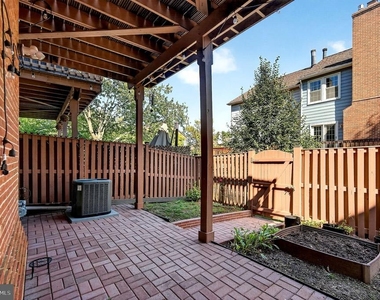 8006 Trevor Place - Photo Thumbnail 37