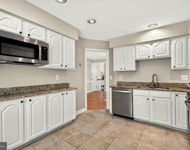8006 Trevor Place - Photo Thumbnail 9