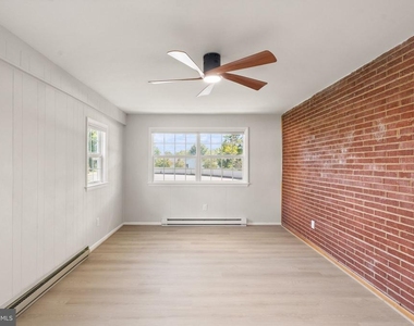 6404 Wayside Place - Photo Thumbnail 7