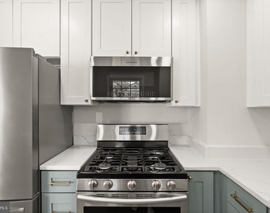 6404 Wayside Place - Photo Thumbnail 5