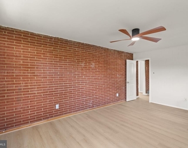 6404 Wayside Place - Photo Thumbnail 10