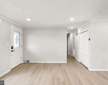 6404 Wayside Place - Photo Thumbnail 14