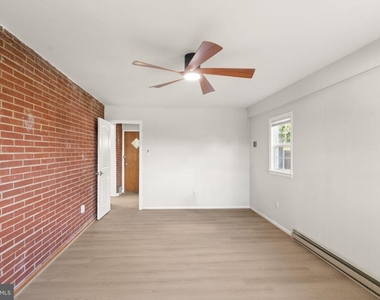 6404 Wayside Place - Photo Thumbnail 9