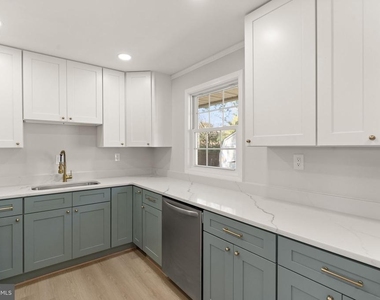 6404 Wayside Place - Photo Thumbnail 3