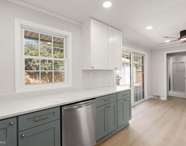 6404 Wayside Place - Photo Thumbnail 6