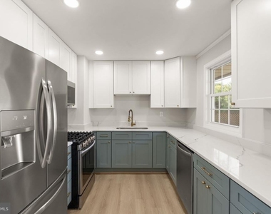 6404 Wayside Place - Photo Thumbnail 2