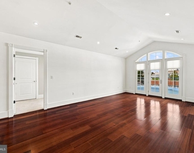 910 Powhatan Street - Photo Thumbnail 2