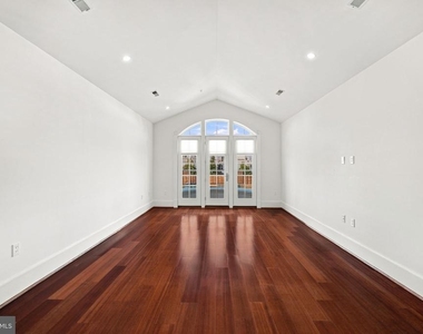 910 Powhatan Street - Photo Thumbnail 3