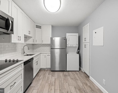 307 Yoakum Parkway - Photo Thumbnail 13