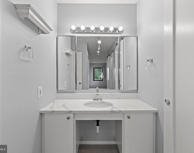 307 Yoakum Parkway - Photo Thumbnail 22