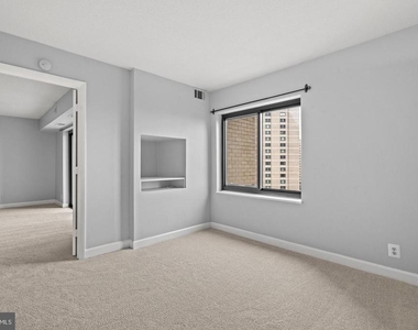 307 Yoakum Parkway - Photo Thumbnail 25