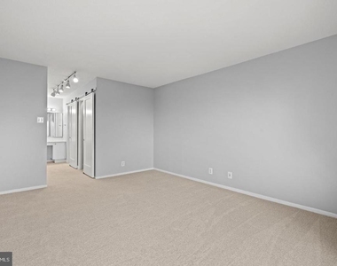 307 Yoakum Parkway - Photo Thumbnail 19