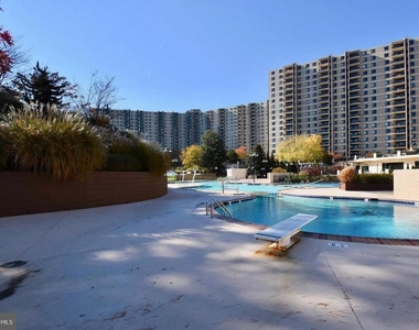 307 Yoakum Parkway - Photo Thumbnail 43