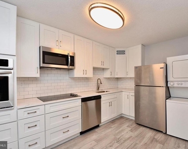 307 Yoakum Parkway - Photo Thumbnail 7